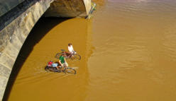 Radfahren bei Hochwasser / Ulrich Schneider