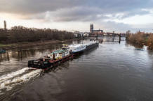 Schubverband auf der Elbe / Astrid Schreiber